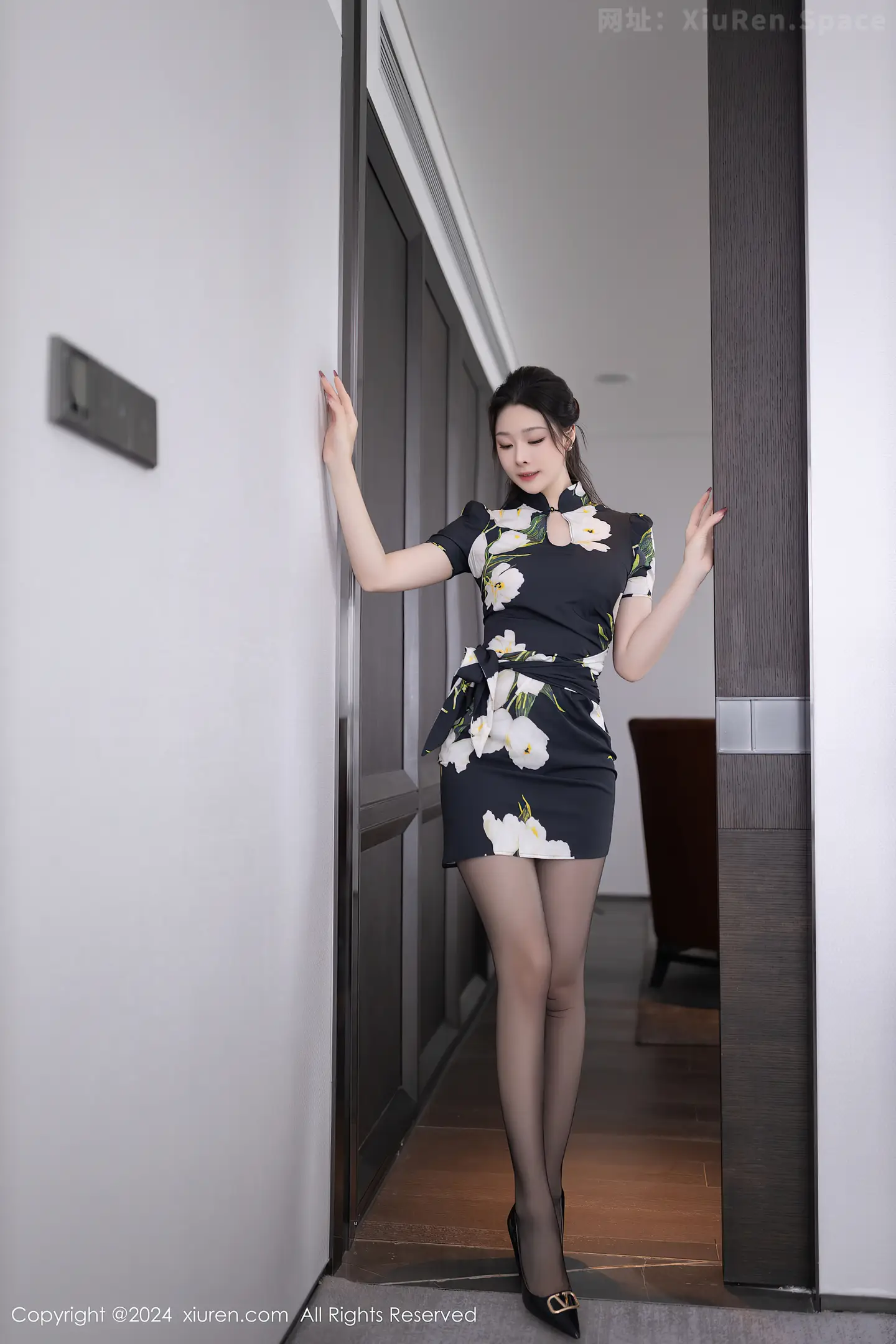 图片[3]-[XiuRen秀人网]VOL.8768 模特小逗逗性感花色图案连衣短裙配超薄黑丝秀曼妙身姿诱惑写真80P-秀人网官方网站